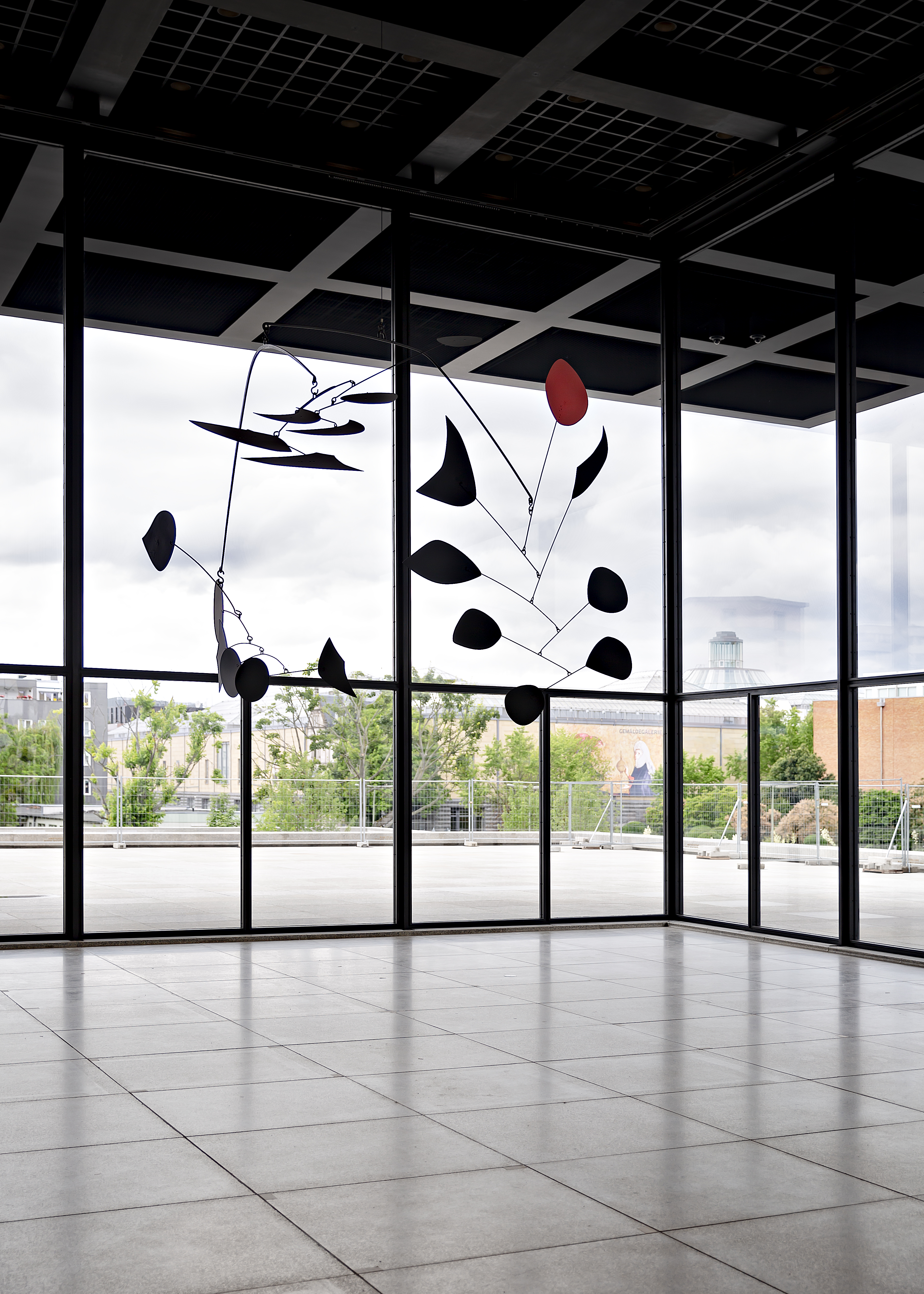 Alexander Calder Ausstellung Minimal Maximal Neue Nationalgalerie Berlin 22.08.2021 bis 13.02.2022 Têtes et Queue Les Triangles Rouge Triomphant