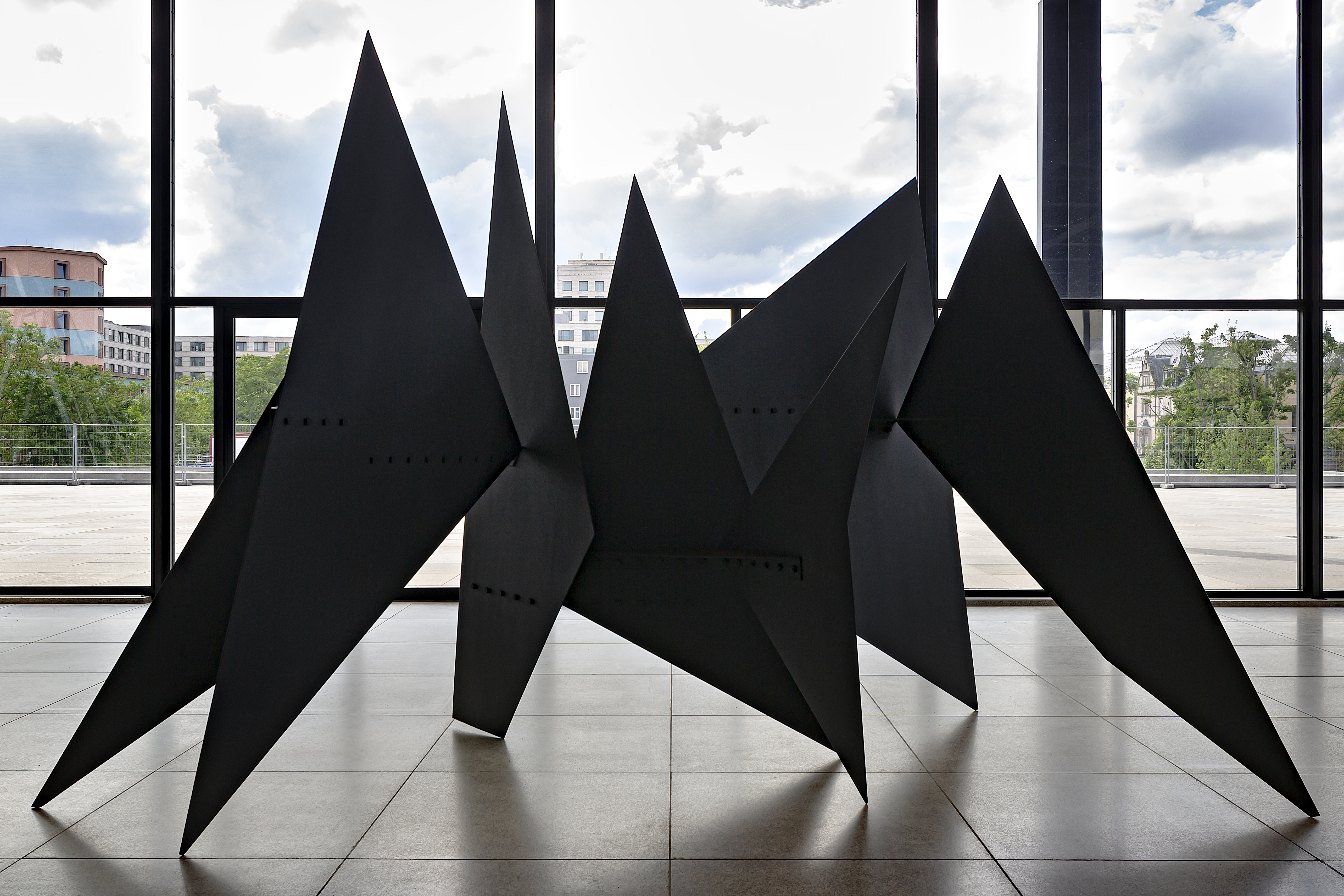 Alexander Calder Ausstellung Minimal Maximal Neue Nationalgalerie Berlin 22.08.2021 bis 13.02.2022 Têtes et Queue Les Triangles Rouge Triomphant
